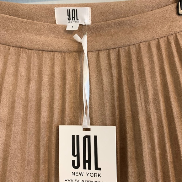 Pleated Skirt - Picture 3 of 5